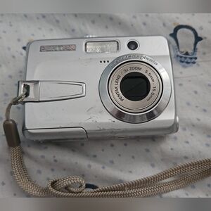 Pentax Optio E10 6.0 MP Compact Point & Shoot Digital Camera (working)